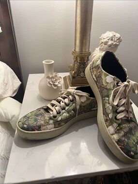 GUCCI Floral Canvas and Metallic Low-Top Sneakers in Green and Cream, Gold.